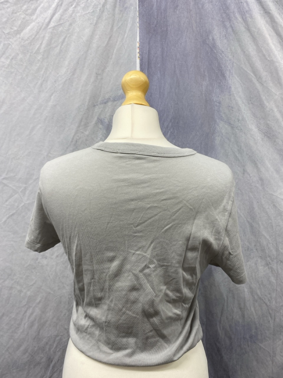 Lot 151  
            Edinburgh SR20 - Delivery Only 

                
ALEXANDER WANG FRONT CUT-OUT T-SHIRT IN GREY COTTON SIZE S: LOCATION - RAIL 2