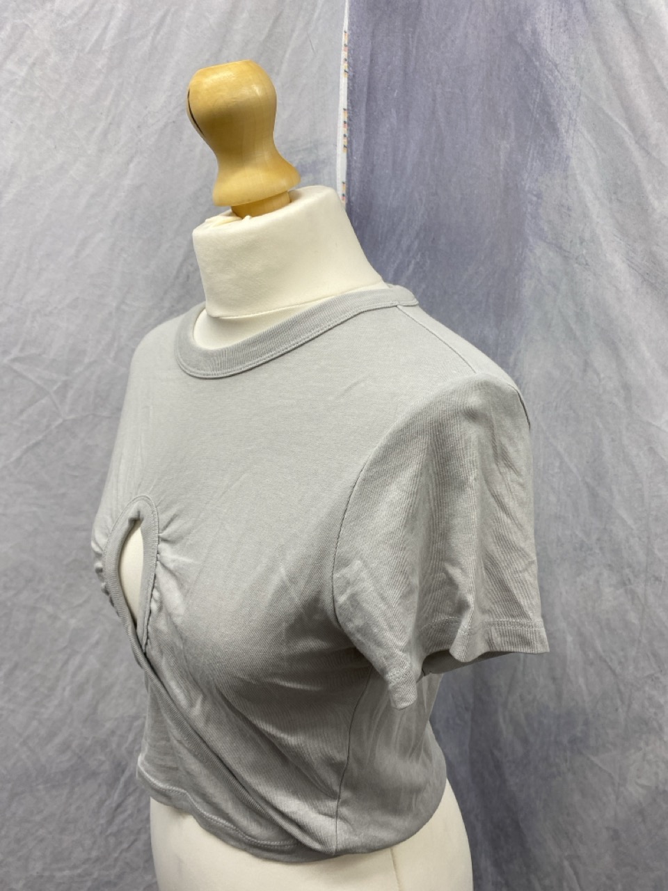 Lot 151  
            Edinburgh SR20 - Delivery Only 

                
ALEXANDER WANG FRONT CUT-OUT T-SHIRT IN GREY COTTON SIZE S: LOCATION - RAIL 2