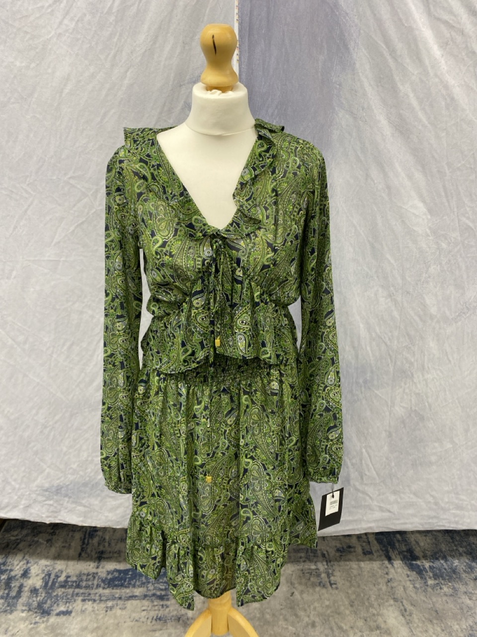 Lot 152  
            Edinburgh SR20 - Delivery Only 

                
MICHAEL MICHAEL KORS PAISLEY RUFFLED DRESS IN GREEN COTTON SIZE S: LOCATION - RAIL 2
