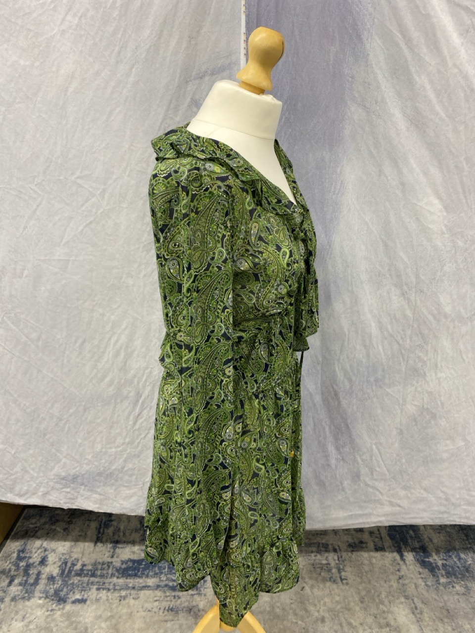 Lot 152  
            Edinburgh SR20 - Delivery Only 

                
MICHAEL MICHAEL KORS PAISLEY RUFFLED DRESS IN GREEN COTTON SIZE S: LOCATION - RAIL 2
