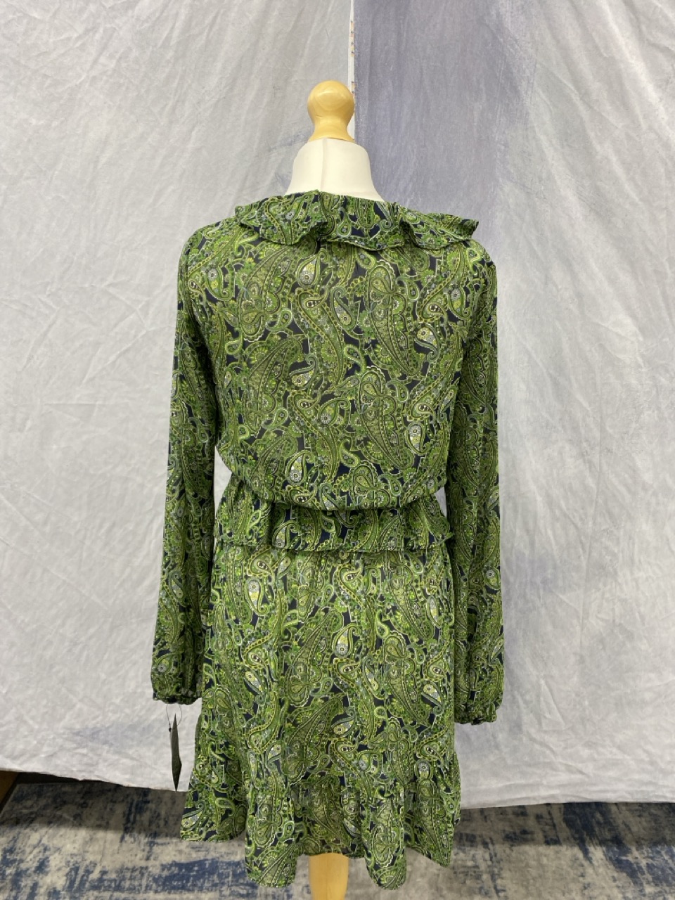 Lot 152  
            Edinburgh SR20 - Delivery Only 

                
MICHAEL MICHAEL KORS PAISLEY RUFFLED DRESS IN GREEN COTTON SIZE S: LOCATION - RAIL 2