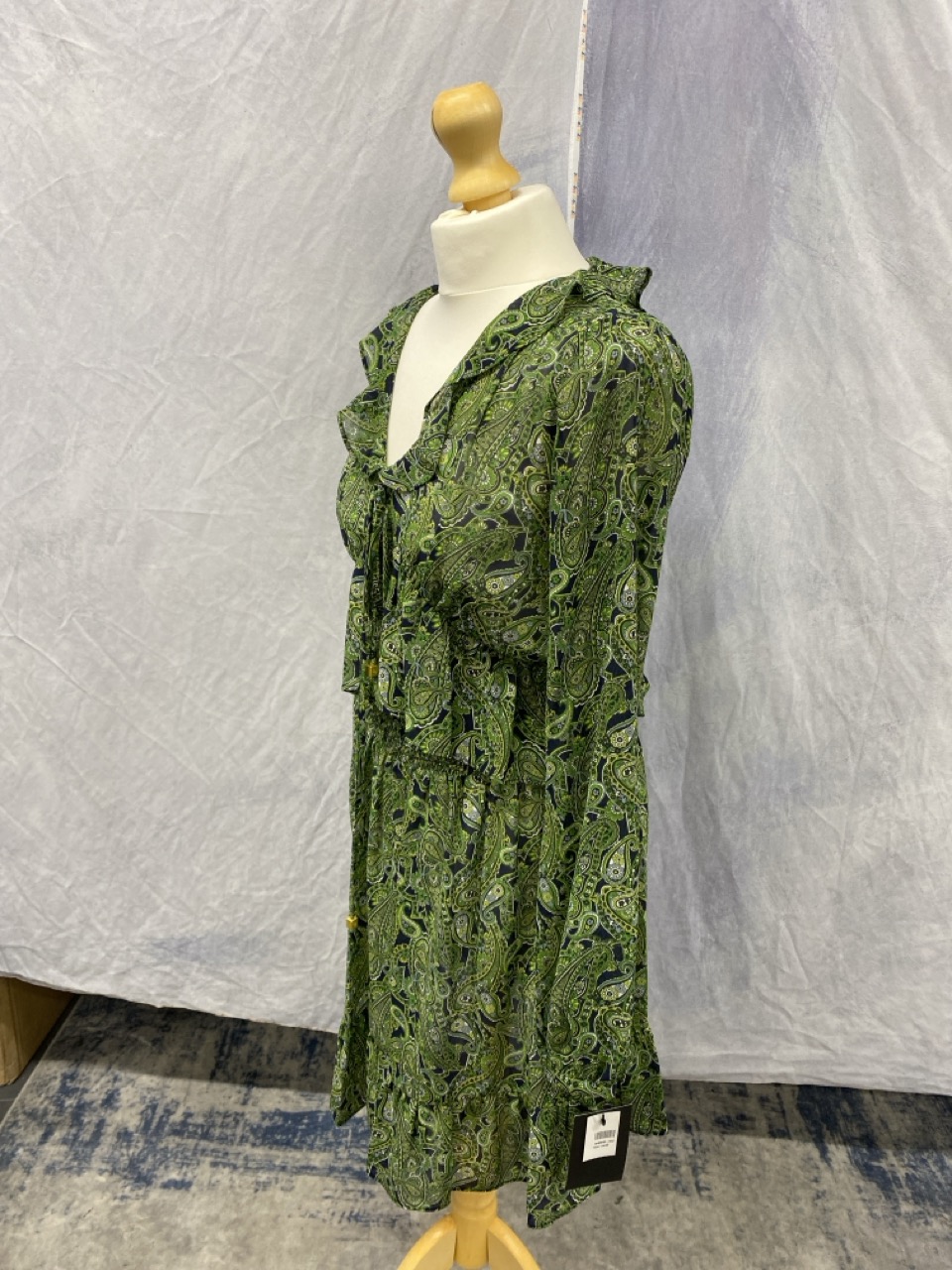 Lot 152  
            Edinburgh SR20 - Delivery Only 

                
MICHAEL MICHAEL KORS PAISLEY RUFFLED DRESS IN GREEN COTTON SIZE S: LOCATION - RAIL 2