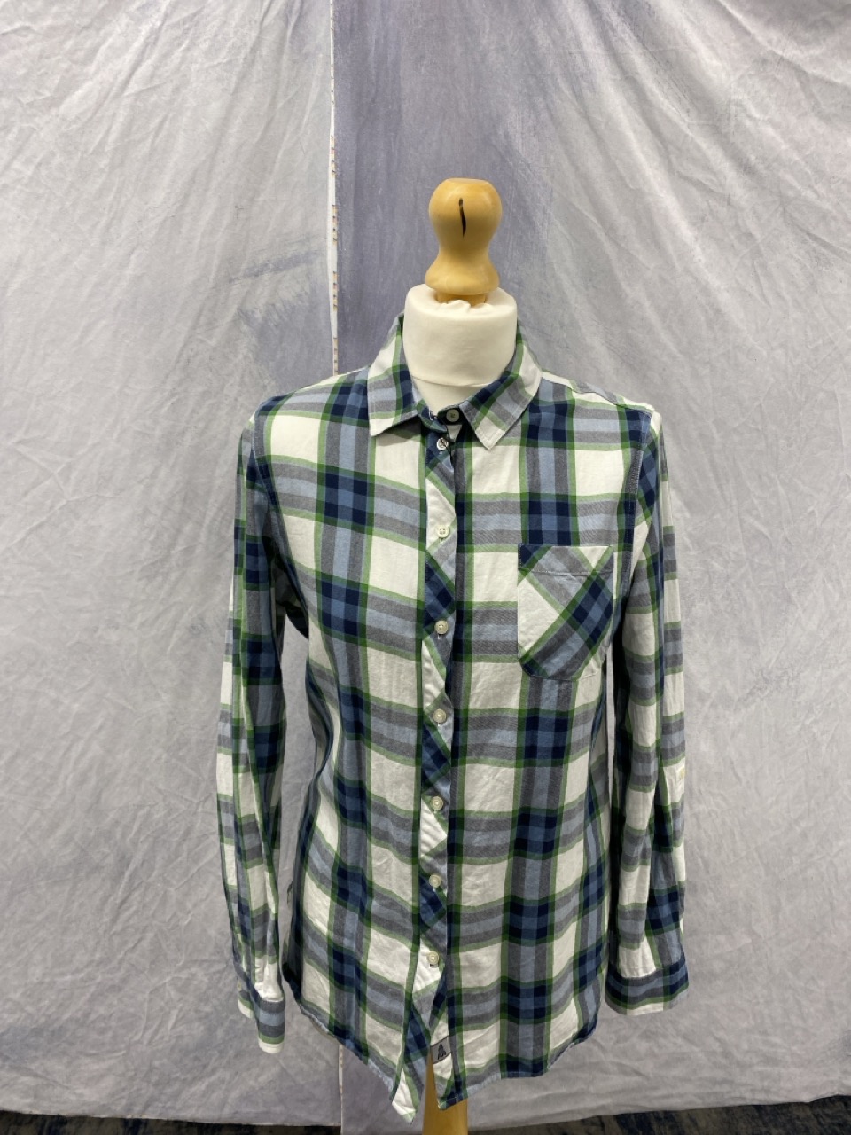 Lot 154  
            Edinburgh SR20 - Delivery Only 

                
BARBOUR CHECKED BUTTON-UP SHIRT IN MULTICOLOR COTTON SIZE UK 10: LOCATION - RAIL 2
