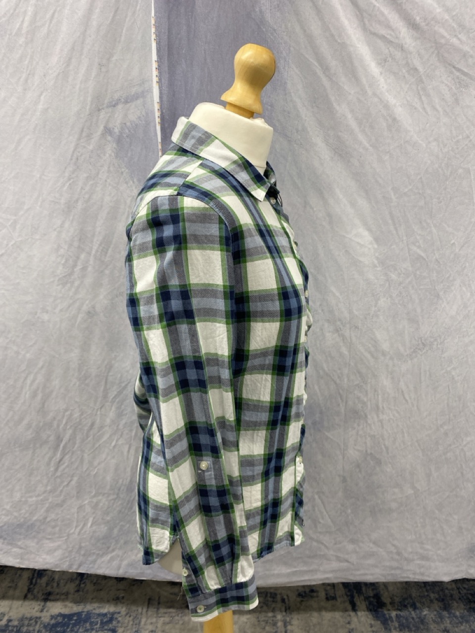 Lot 154  
            Edinburgh SR20 - Delivery Only 

                
BARBOUR CHECKED BUTTON-UP SHIRT IN MULTICOLOR COTTON SIZE UK 10: LOCATION - RAIL 2