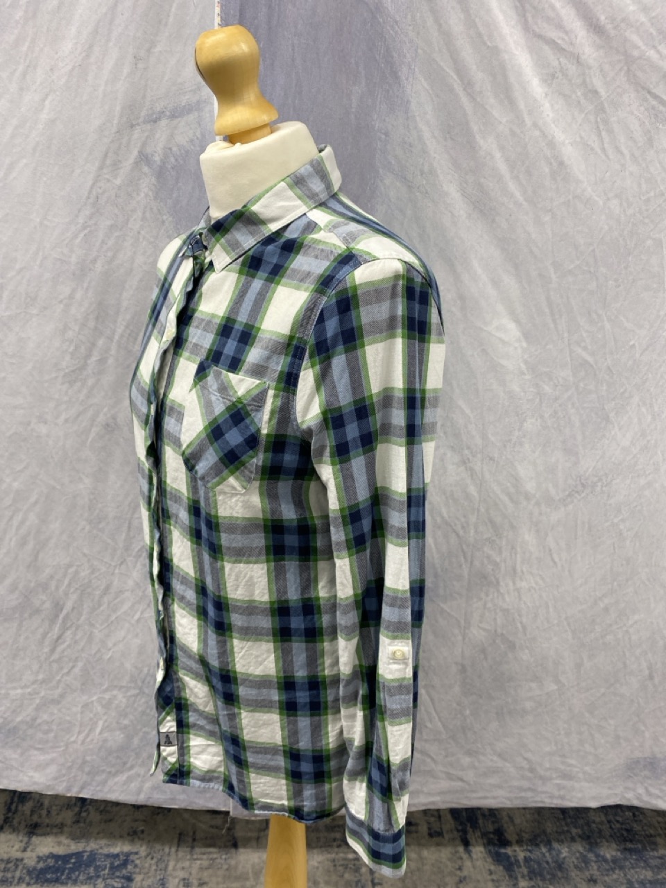 Lot 154  
            Edinburgh SR20 - Delivery Only 

                
BARBOUR CHECKED BUTTON-UP SHIRT IN MULTICOLOR COTTON SIZE UK 10: LOCATION - RAIL 2