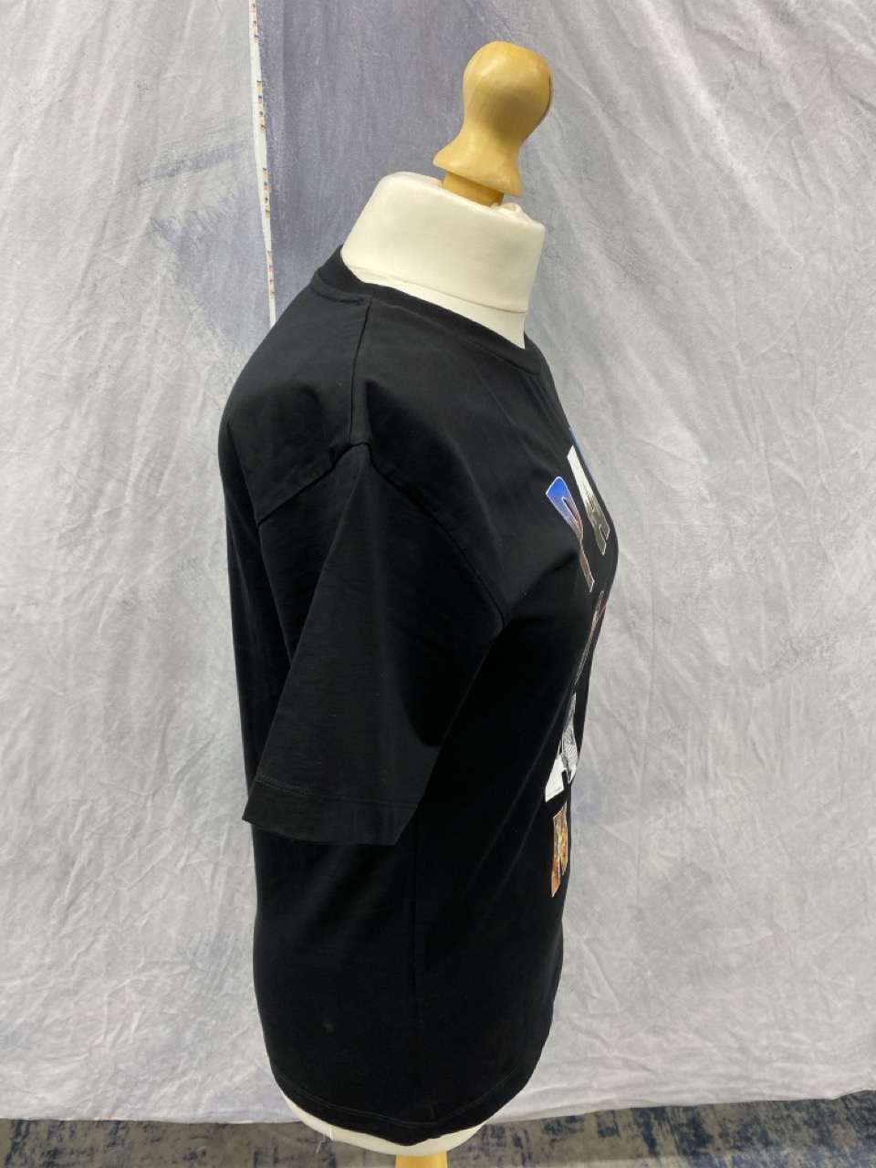 Lot 155  
            Edinburgh SR20 - Delivery Only 

                
PACO RABANNE LOGO PRINT T-SHIRT IN BLACK ORGANIC COTTON NO SIZE : LOCATION - RAIL 2