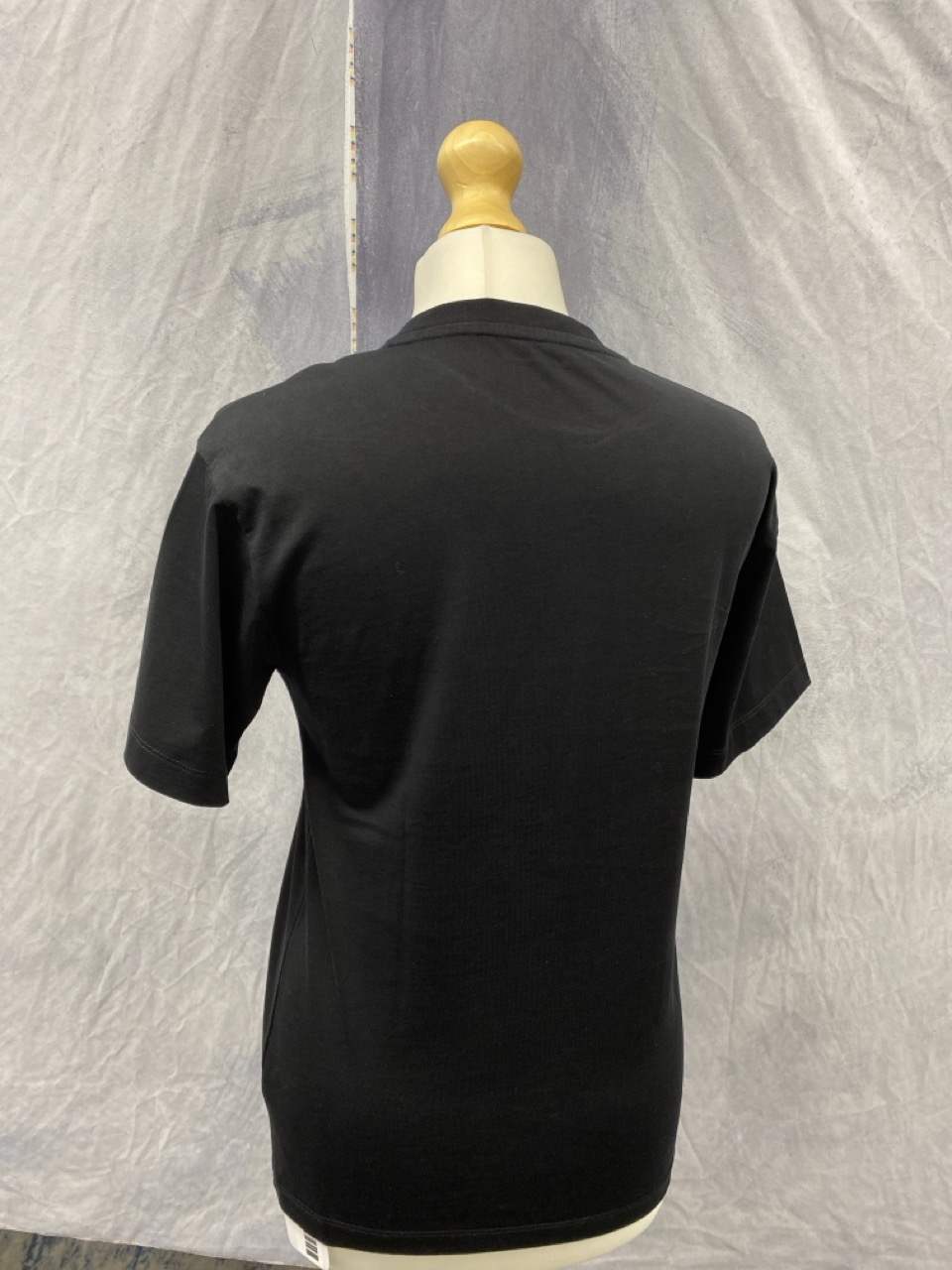 Lot 155  
            Edinburgh SR20 - Delivery Only 

                
PACO RABANNE LOGO PRINT T-SHIRT IN BLACK ORGANIC COTTON NO SIZE : LOCATION - RAIL 2