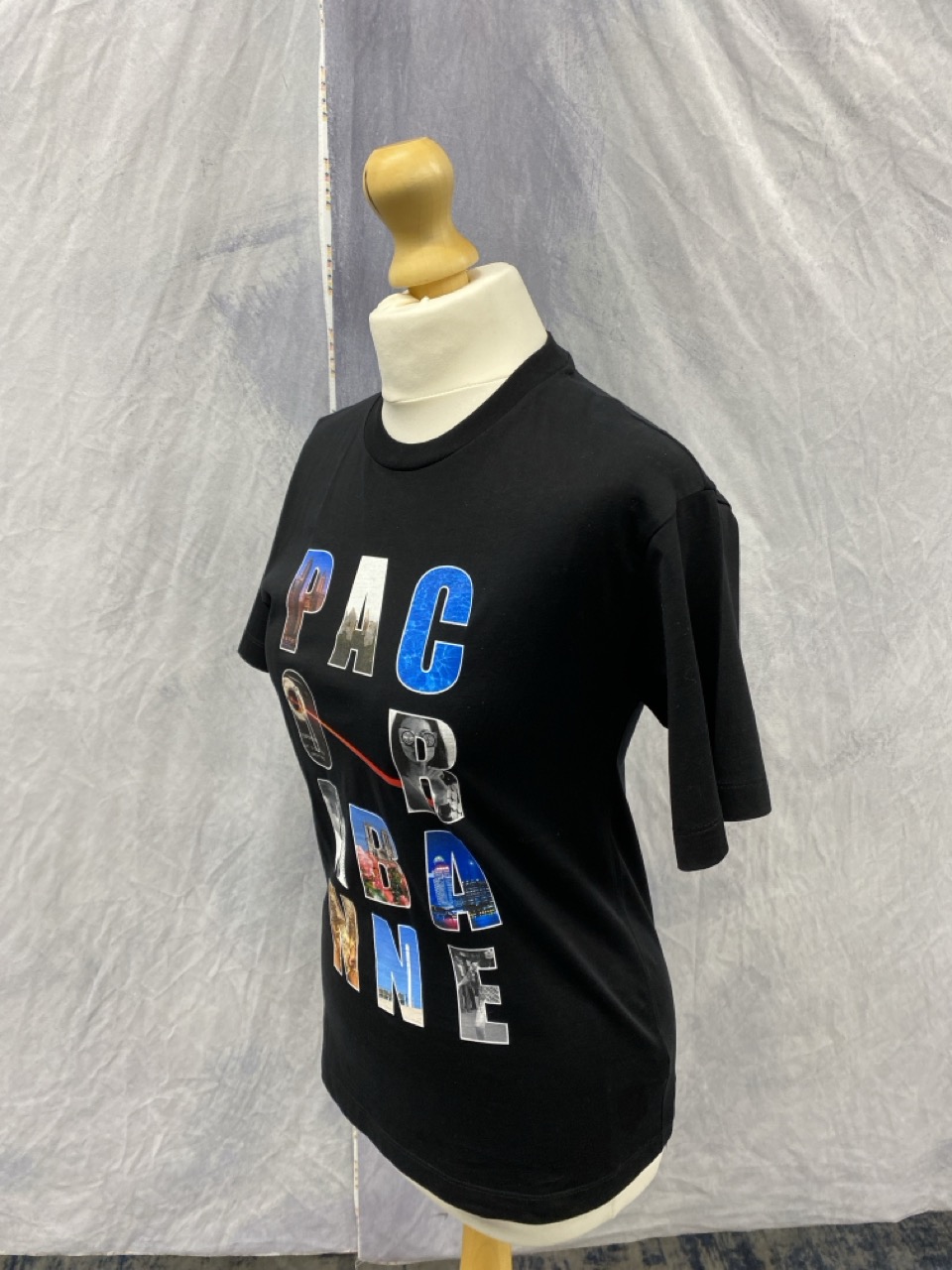 Lot 155  
            Edinburgh SR20 - Delivery Only 

                
PACO RABANNE LOGO PRINT T-SHIRT IN BLACK ORGANIC COTTON NO SIZE : LOCATION - RAIL 2