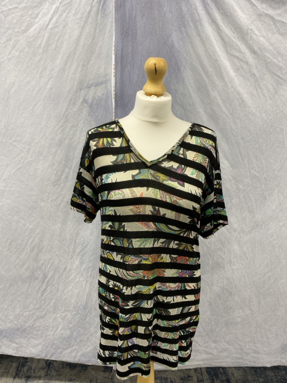 Lot 156  
            Edinburgh SR20 - Delivery Only 

                
ETRO STRIPED T-SHIRT IN MULTICOLOR VISCOSE SIZE 44: LOCATION - RAIL 2