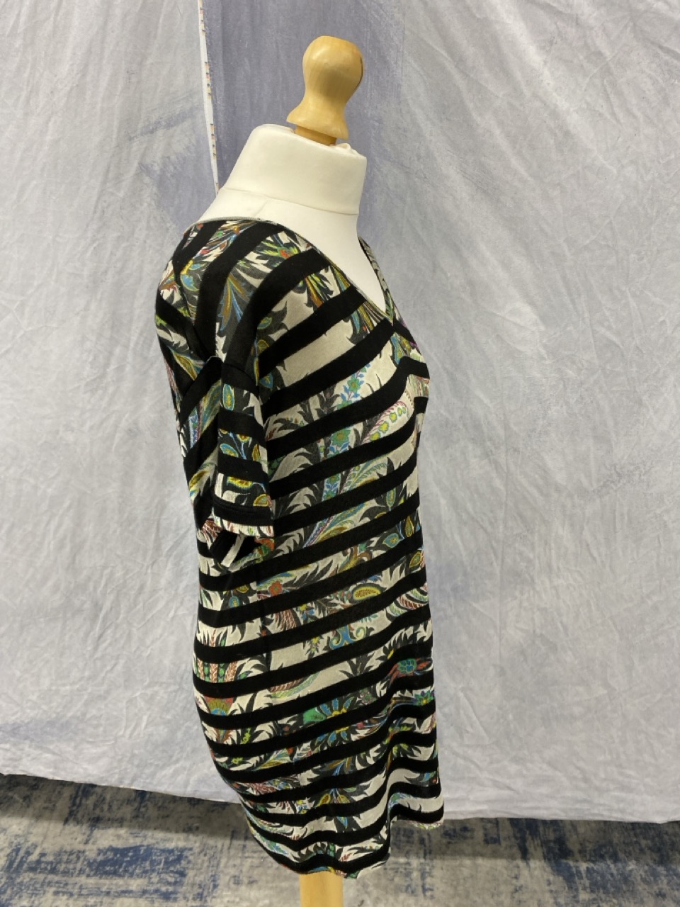 Lot 156  
            Edinburgh SR20 - Delivery Only 

                
ETRO STRIPED T-SHIRT IN MULTICOLOR VISCOSE SIZE 44: LOCATION - RAIL 2