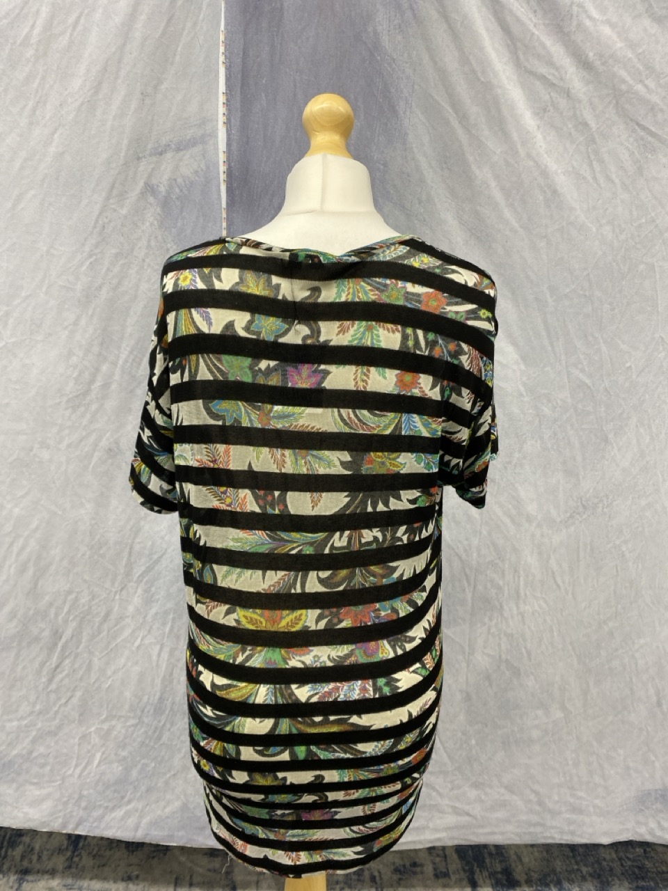 Lot 156  
            Edinburgh SR20 - Delivery Only 

                
ETRO STRIPED T-SHIRT IN MULTICOLOR VISCOSE SIZE 44: LOCATION - RAIL 2