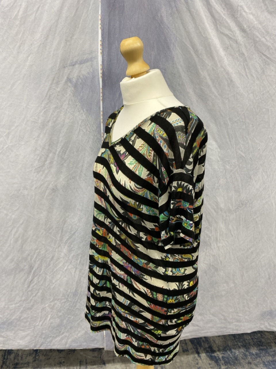 Lot 156  
            Edinburgh SR20 - Delivery Only 

                
ETRO STRIPED T-SHIRT IN MULTICOLOR VISCOSE SIZE 44: LOCATION - RAIL 2