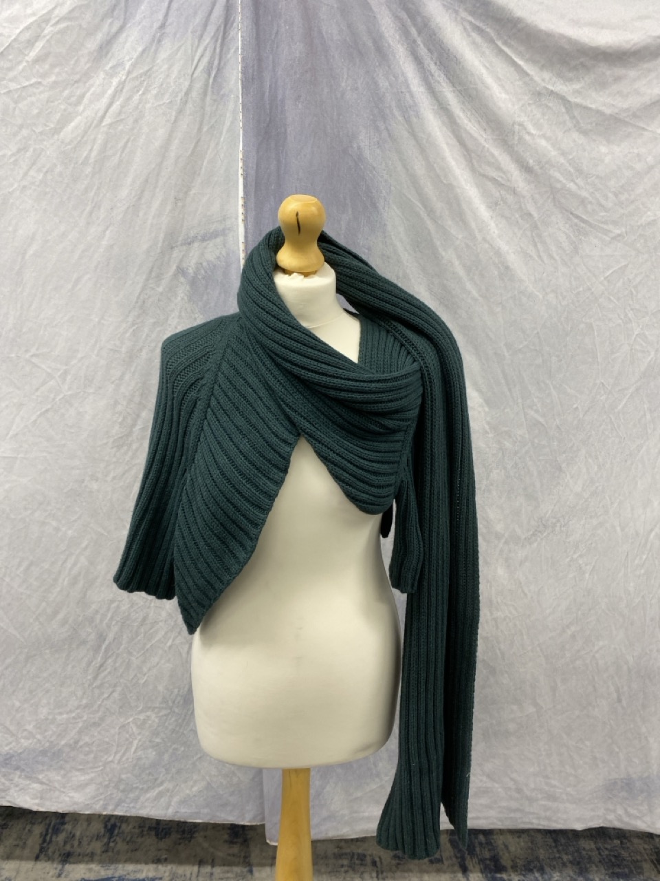Lot 158  
            Edinburgh SR20 - Delivery Only 

                
THEORY KNIT OPEN BACK BOLERO TOP IN TEAL WOOL NO SIZE : LOCATION - RAIL 2