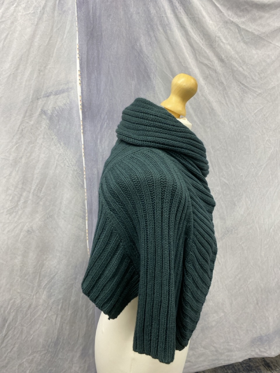 Lot 158  
            Edinburgh SR20 - Delivery Only 

                
THEORY KNIT OPEN BACK BOLERO TOP IN TEAL WOOL NO SIZE : LOCATION - RAIL 2