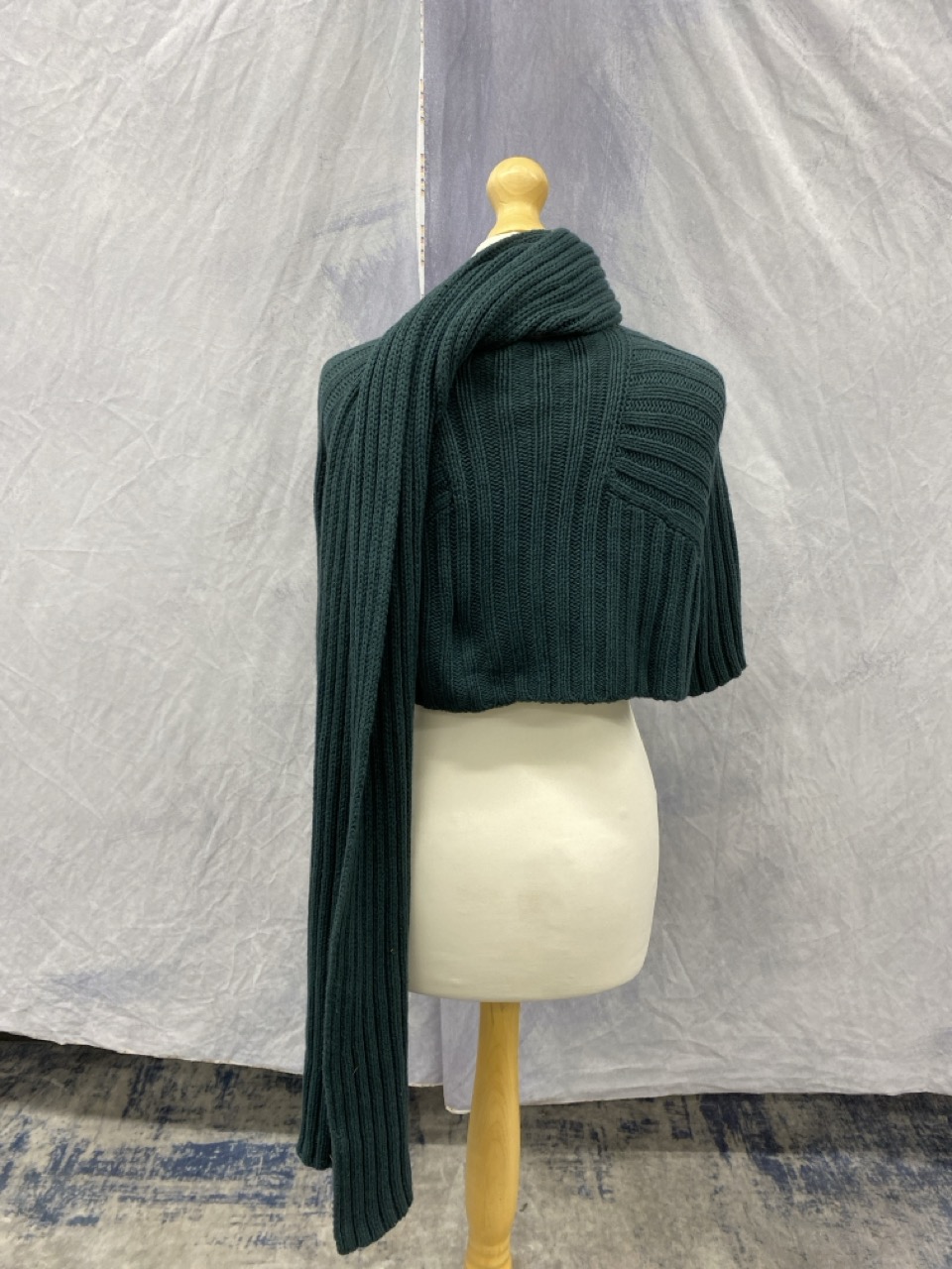 Lot 158  
            Edinburgh SR20 - Delivery Only 

                
THEORY KNIT OPEN BACK BOLERO TOP IN TEAL WOOL NO SIZE : LOCATION - RAIL 2