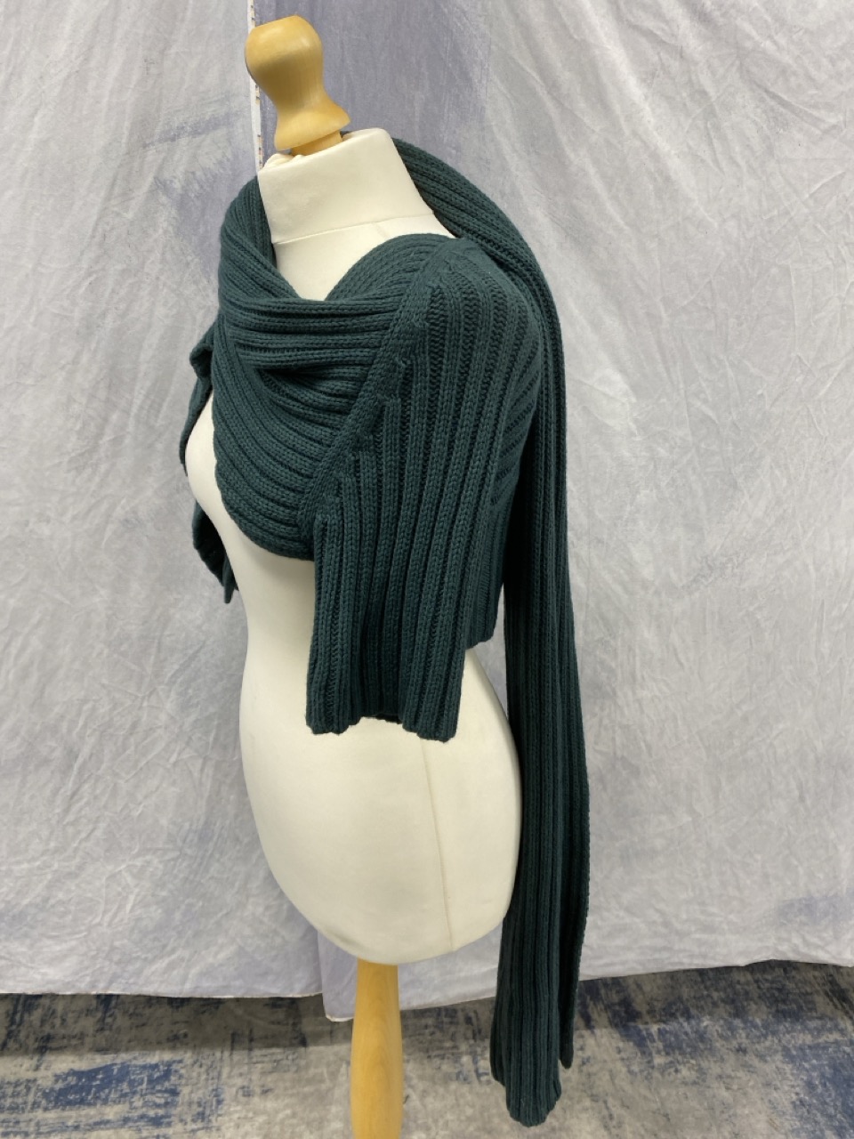 Lot 158  
            Edinburgh SR20 - Delivery Only 

                
THEORY KNIT OPEN BACK BOLERO TOP IN TEAL WOOL NO SIZE : LOCATION - RAIL 2