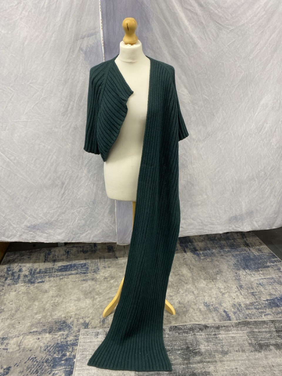 Lot 158  
            Edinburgh SR20 - Delivery Only 

                
THEORY KNIT OPEN BACK BOLERO TOP IN TEAL WOOL NO SIZE : LOCATION - RAIL 2