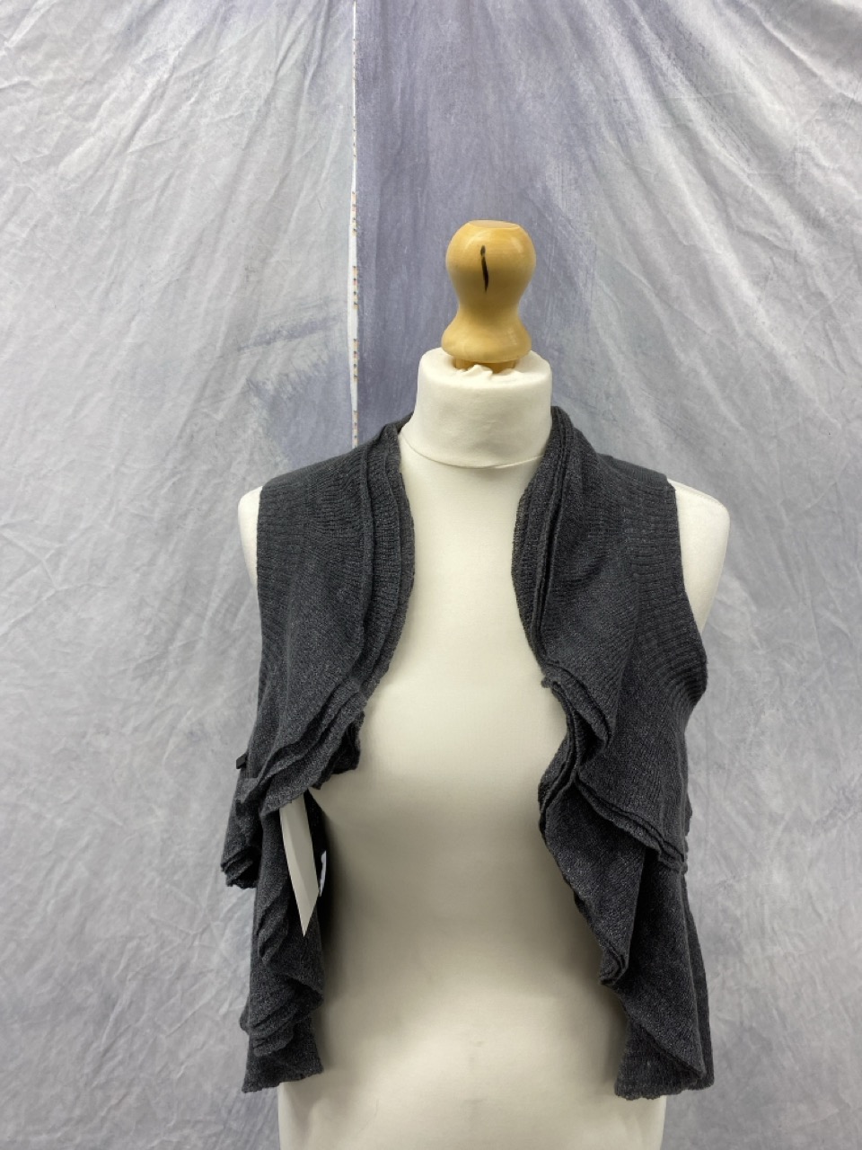Lot 159  
            Edinburgh SR20 - Delivery Only 

                
THEORY KNIT WAISTCOAT WITH WATERFALL EFFECT IN GREY WOOL NO SIZE : LOCATION - RAIL 2