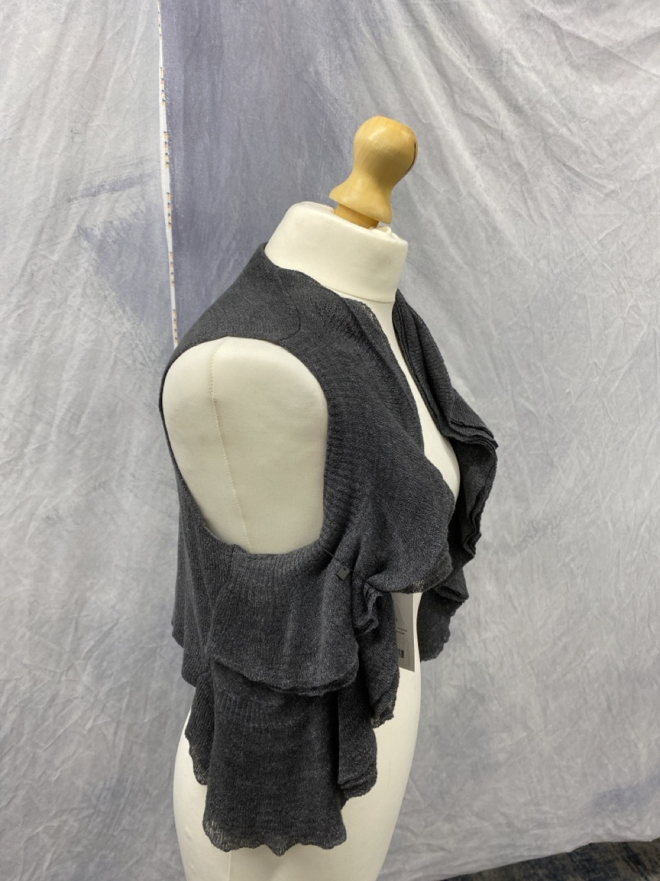 Lot 159  
            Edinburgh SR20 - Delivery Only 

                
THEORY KNIT WAISTCOAT WITH WATERFALL EFFECT IN GREY WOOL NO SIZE : LOCATION - RAIL 2