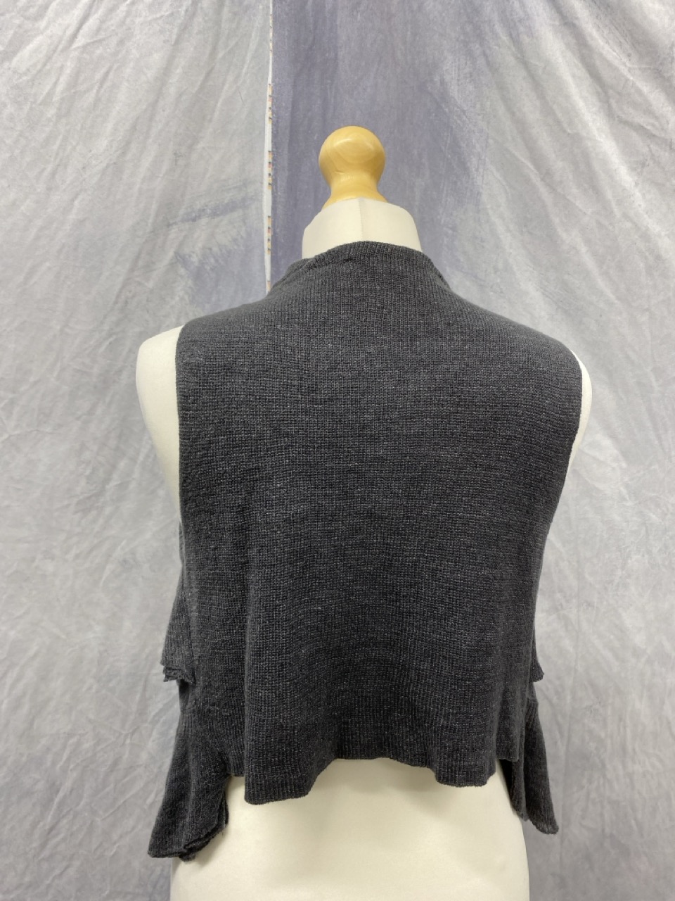 Lot 159  
            Edinburgh SR20 - Delivery Only 

                
THEORY KNIT WAISTCOAT WITH WATERFALL EFFECT IN GREY WOOL NO SIZE : LOCATION - RAIL 2