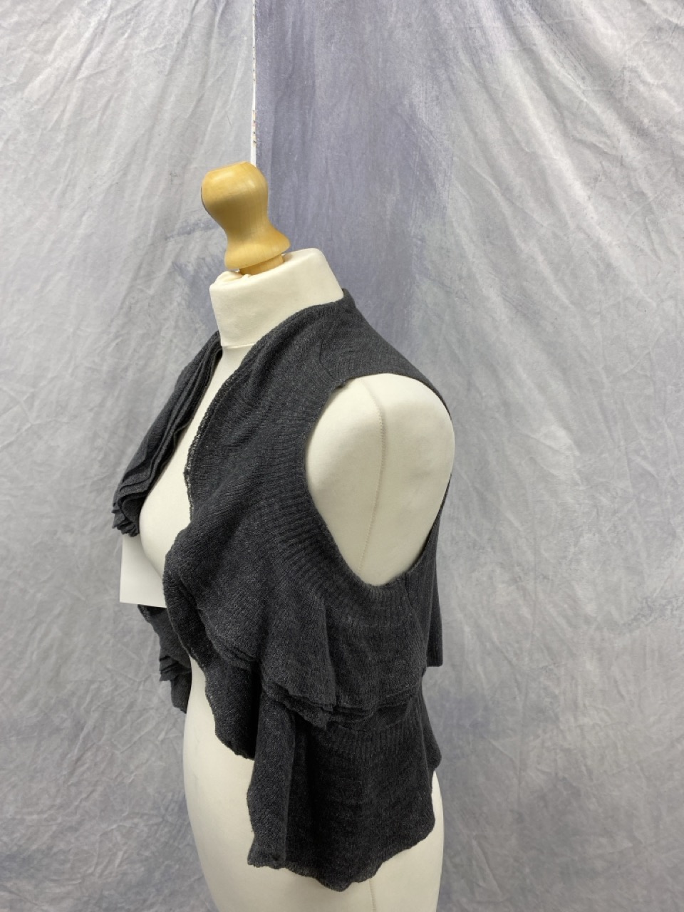 Lot 159  
            Edinburgh SR20 - Delivery Only 

                
THEORY KNIT WAISTCOAT WITH WATERFALL EFFECT IN GREY WOOL NO SIZE : LOCATION - RAIL 2