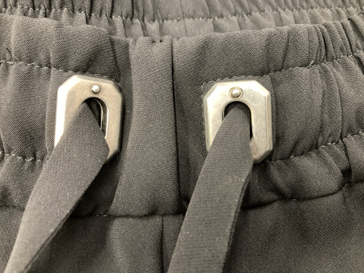 Lot 15  
            Edinburgh SR20 - Delivery Only 

                
GUCCI DRAWSTRING PANTS IN BLACK TRIACETATE SIZE 40: LOCATION - RAIL 3