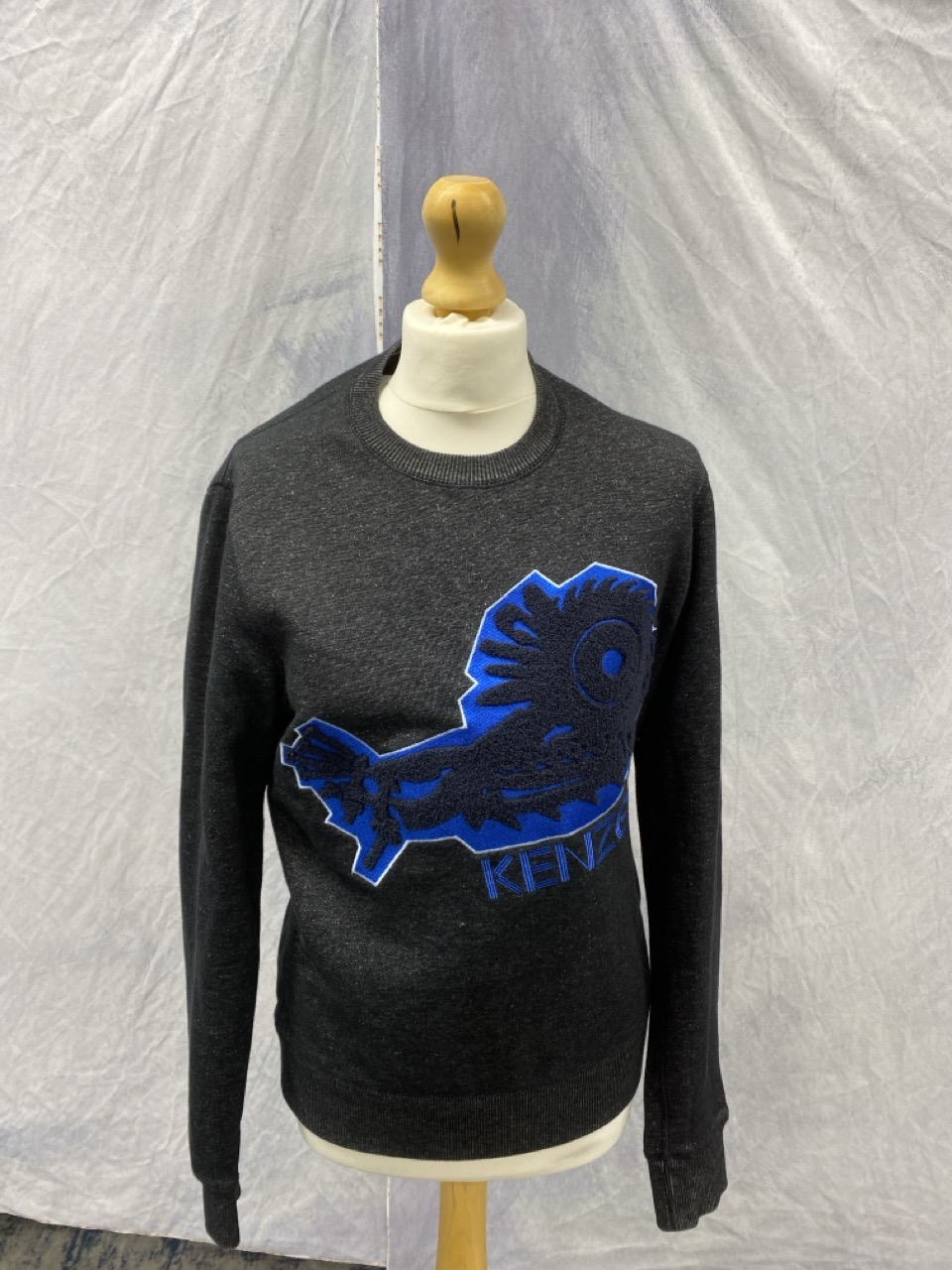 Lot 160  
            Edinburgh SR20 - Delivery Only 

                
KENZO EMBROIDERED SWEATSHIRT IN GREY COTTON SIZE S: LOCATION - RAIL 2