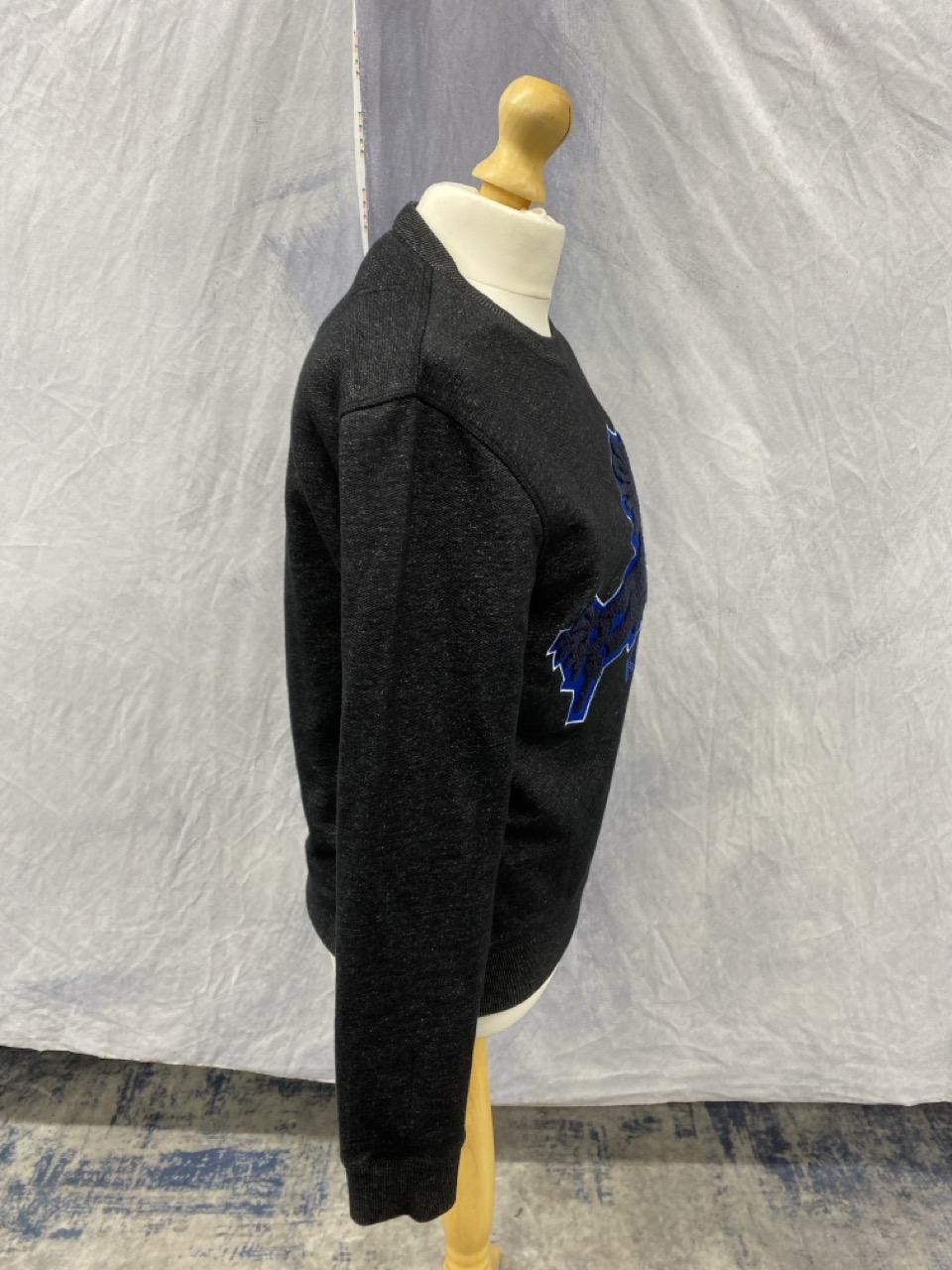 Lot 160  
            Edinburgh SR20 - Delivery Only 

                
KENZO EMBROIDERED SWEATSHIRT IN GREY COTTON SIZE S: LOCATION - RAIL 2