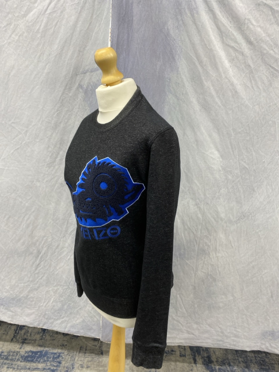 Lot 160  
            Edinburgh SR20 - Delivery Only 

                
KENZO EMBROIDERED SWEATSHIRT IN GREY COTTON SIZE S: LOCATION - RAIL 2