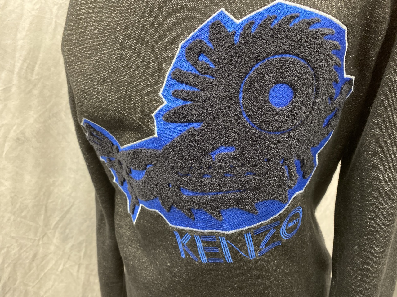 Lot 160  
            Edinburgh SR20 - Delivery Only 

                
KENZO EMBROIDERED SWEATSHIRT IN GREY COTTON SIZE S: LOCATION - RAIL 2