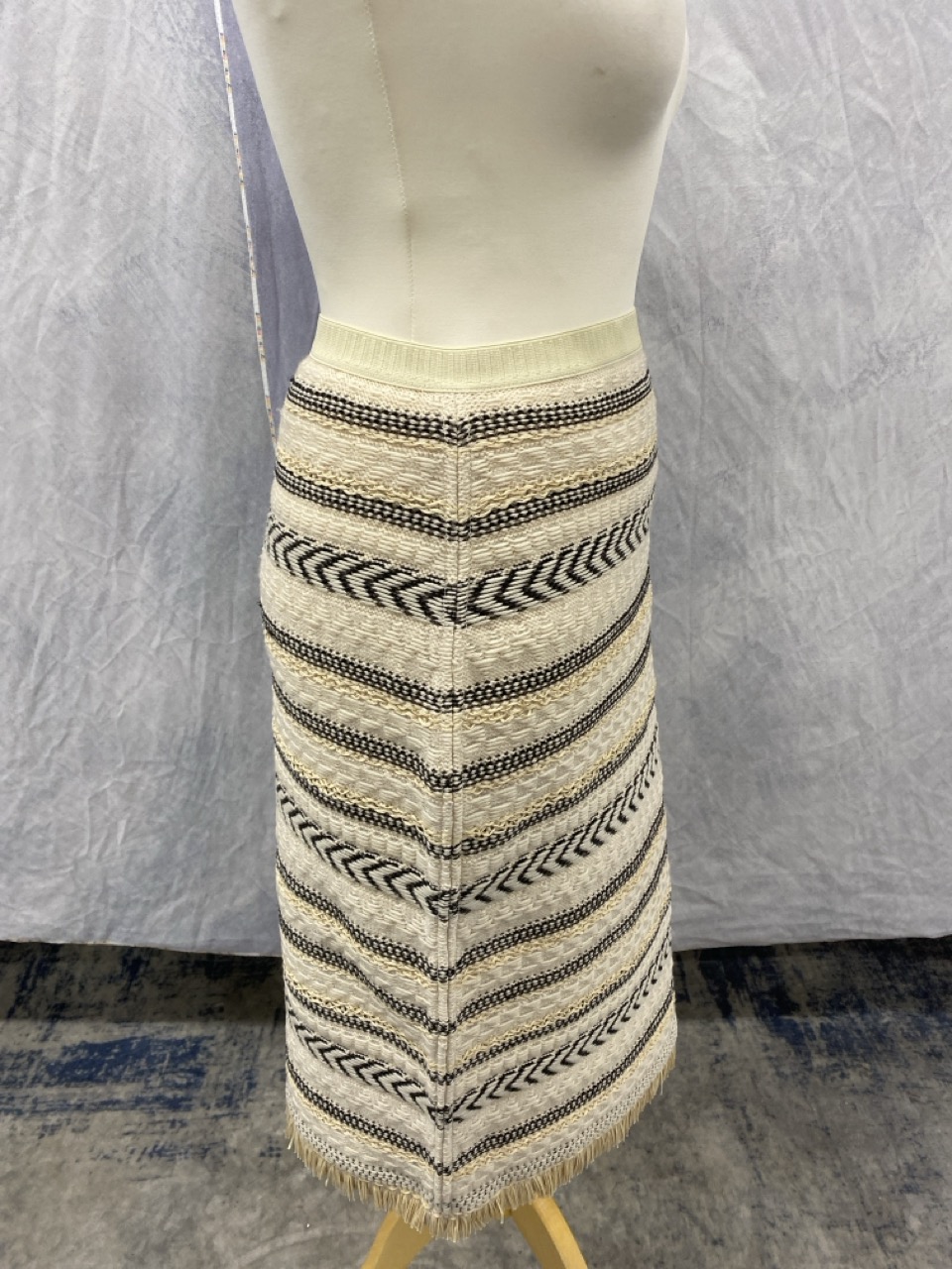 Lot 161  
            Edinburgh SR20 - Delivery Only 

                
TORY BURCH JACQUARD MIDI SKIRT IN CREAM WOOL NO SIZE : LOCATION - RAIL 2