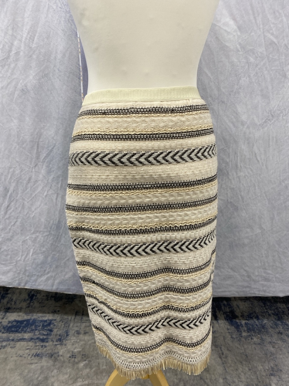 Lot 161  
            Edinburgh SR20 - Delivery Only 

                
TORY BURCH JACQUARD MIDI SKIRT IN CREAM WOOL NO SIZE : LOCATION - RAIL 2