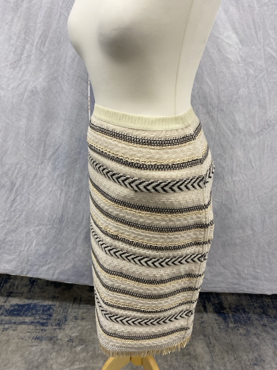 Lot 161  
            Edinburgh SR20 - Delivery Only 

                
TORY BURCH JACQUARD MIDI SKIRT IN CREAM WOOL NO SIZE : LOCATION - RAIL 2