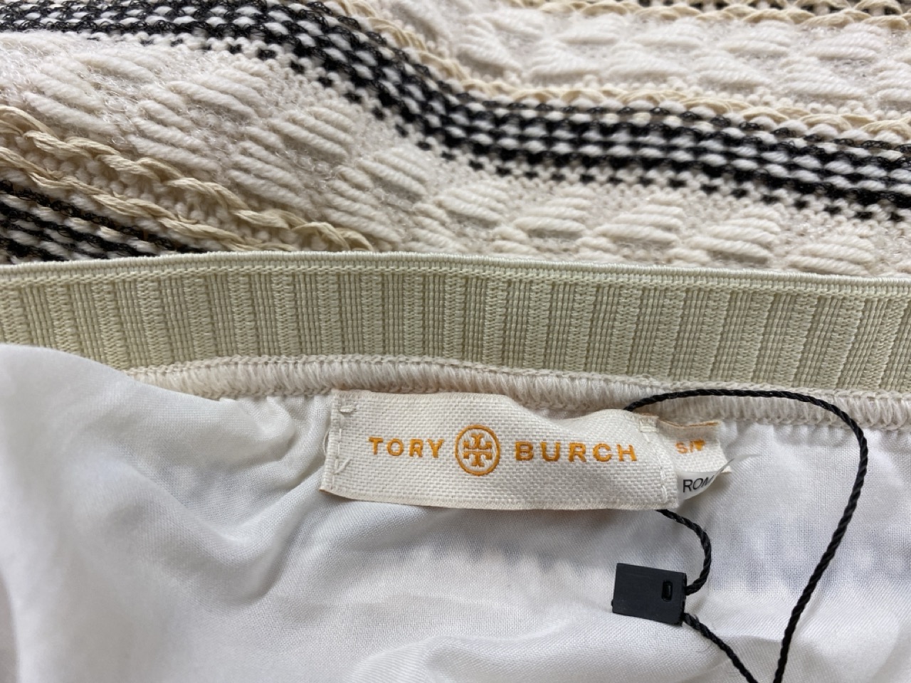 Lot 161  
            Edinburgh SR20 - Delivery Only 

                
TORY BURCH JACQUARD MIDI SKIRT IN CREAM WOOL NO SIZE : LOCATION - RAIL 2