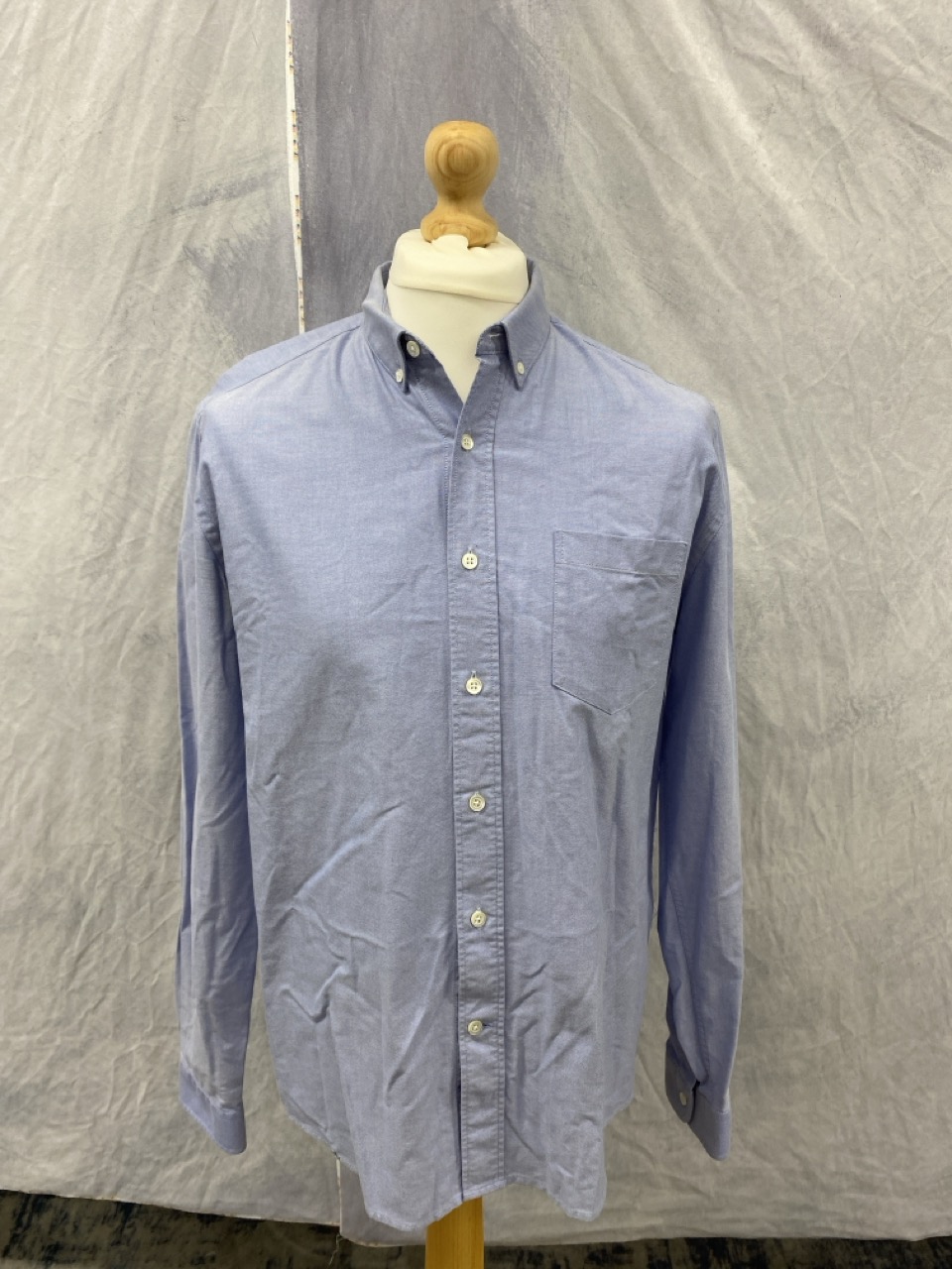 Lot 162  
            Edinburgh SR20 - Delivery Only 

                
AMI PARIS OXFORD SHIRT IN BLUE COTTON NO SIZE : LOCATION - RAIL 2
