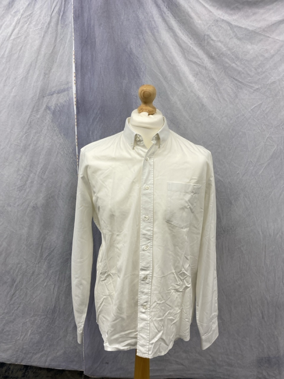 Lot 166  
            Edinburgh SR20 - Delivery Only 

                
AMI PARIS OXFORD SHIRT IN WHITE COTTON NO SIZE : LOCATION - RAIL 2