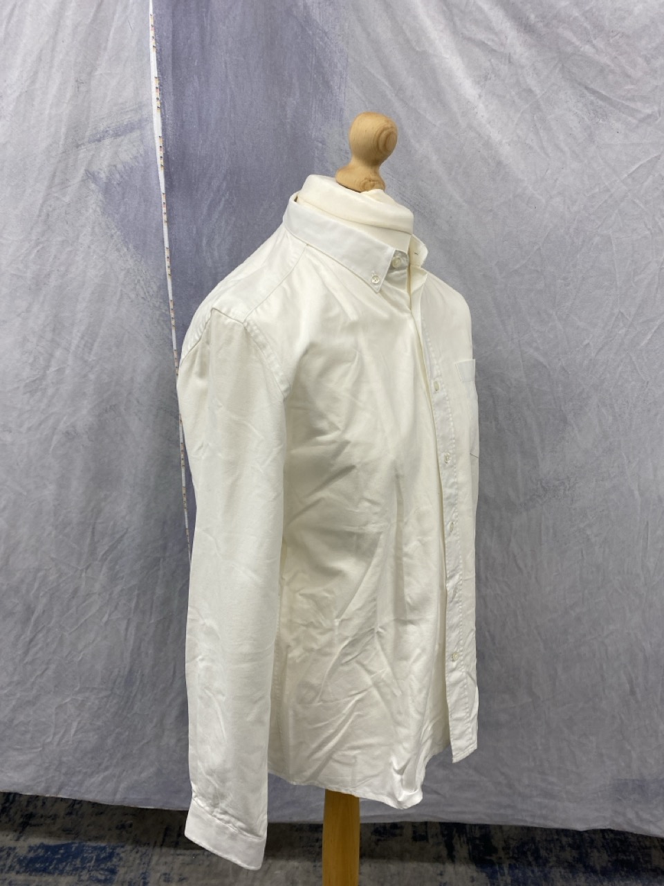 Lot 166  
            Edinburgh SR20 - Delivery Only 

                
AMI PARIS OXFORD SHIRT IN WHITE COTTON NO SIZE : LOCATION - RAIL 2