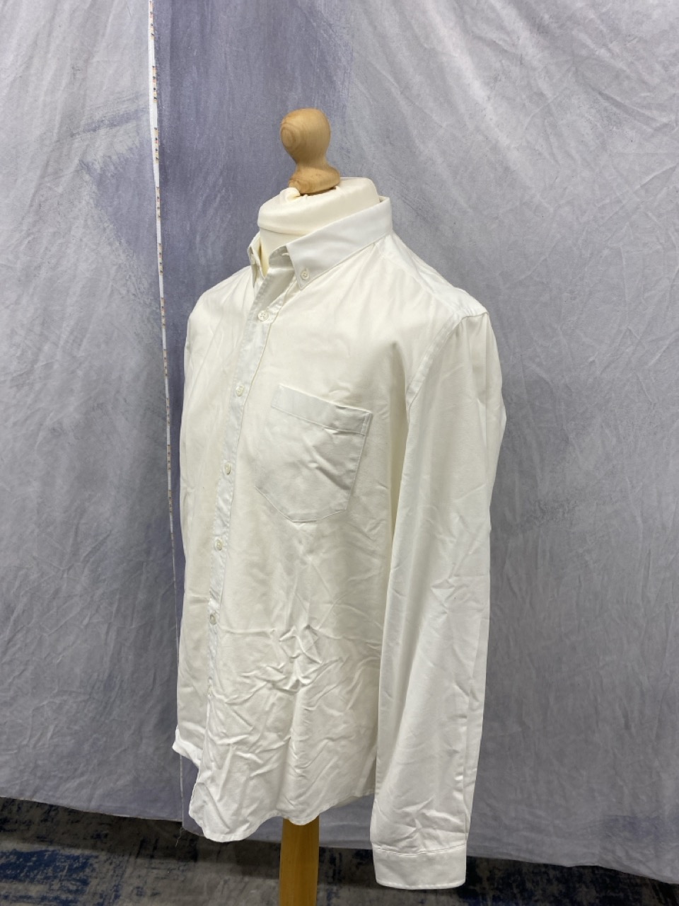 Lot 166  
            Edinburgh SR20 - Delivery Only 

                
AMI PARIS OXFORD SHIRT IN WHITE COTTON NO SIZE : LOCATION - RAIL 2