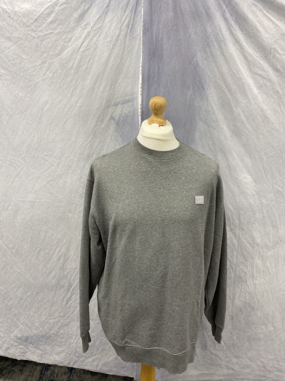 Lot 167  
            Edinburgh SR20 - Delivery Only 

                
ACNE STUDIOS CREWNECK SWEATSHIRT IN GREY COTTON NO SIZE : LOCATION - RAIL 2