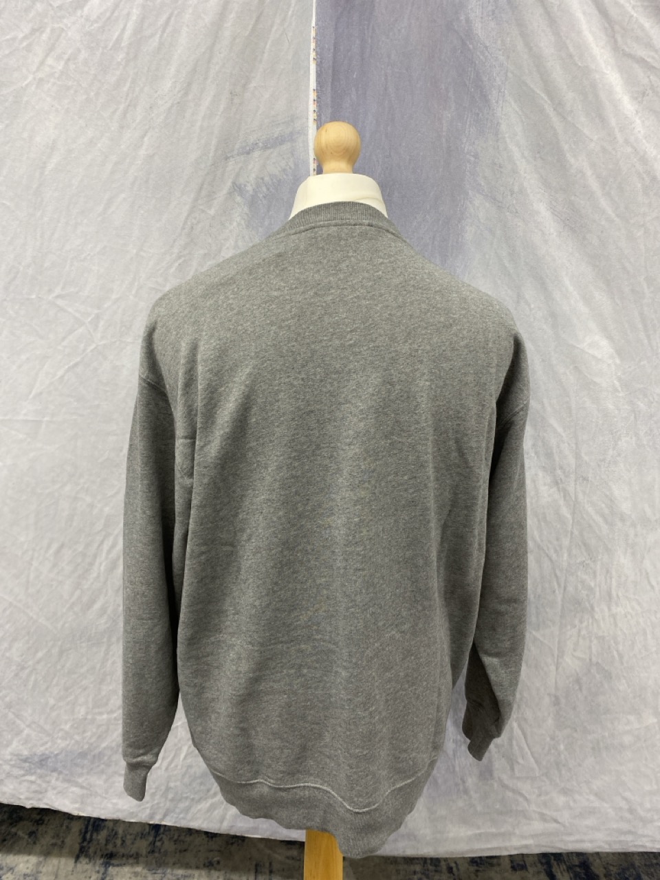Lot 167  
            Edinburgh SR20 - Delivery Only 

                
ACNE STUDIOS CREWNECK SWEATSHIRT IN GREY COTTON NO SIZE : LOCATION - RAIL 2