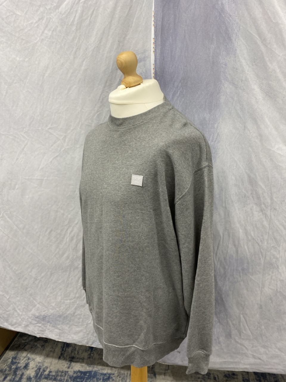 Lot 167  
            Edinburgh SR20 - Delivery Only 

                
ACNE STUDIOS CREWNECK SWEATSHIRT IN GREY COTTON NO SIZE : LOCATION - RAIL 2