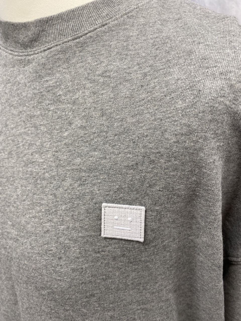 Lot 167  
            Edinburgh SR20 - Delivery Only 

                
ACNE STUDIOS CREWNECK SWEATSHIRT IN GREY COTTON NO SIZE : LOCATION - RAIL 2
