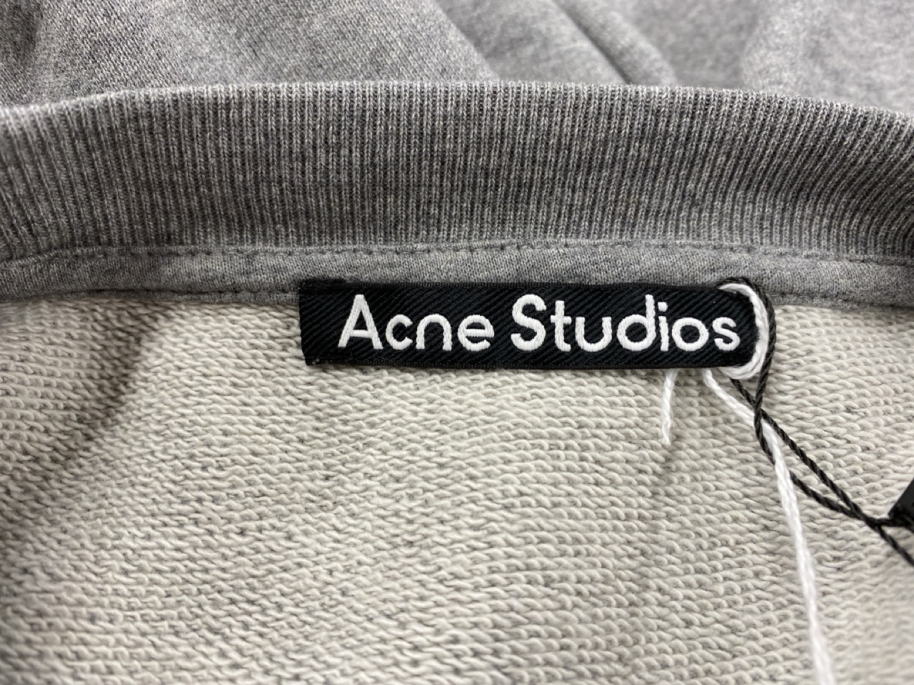 Lot 167  
            Edinburgh SR20 - Delivery Only 

                
ACNE STUDIOS CREWNECK SWEATSHIRT IN GREY COTTON NO SIZE : LOCATION - RAIL 2