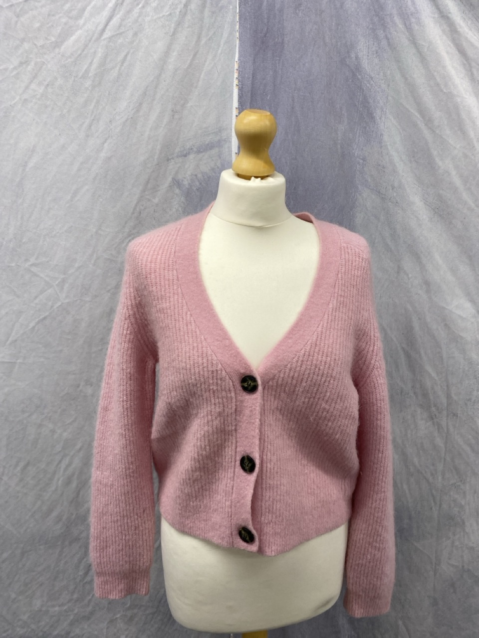 Lot 168  
            Edinburgh SR20 - Delivery Only 

                
GANNI RIB KNIT CROPPED CARDIGAN IN PINK WOOL NO SIZE : LOCATION - RAIL 2