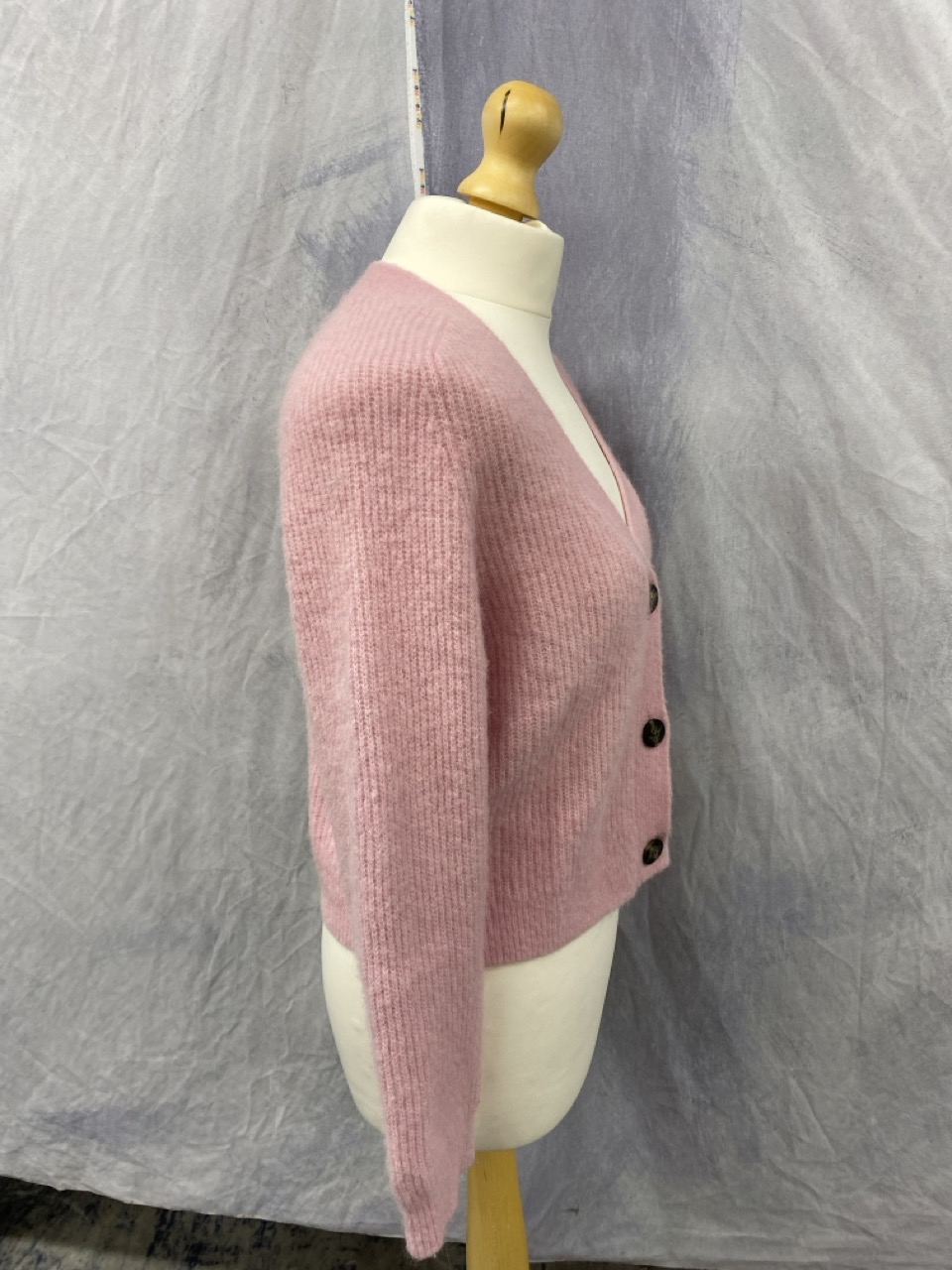 Lot 168  
            Edinburgh SR20 - Delivery Only 

                
GANNI RIB KNIT CROPPED CARDIGAN IN PINK WOOL NO SIZE : LOCATION - RAIL 2