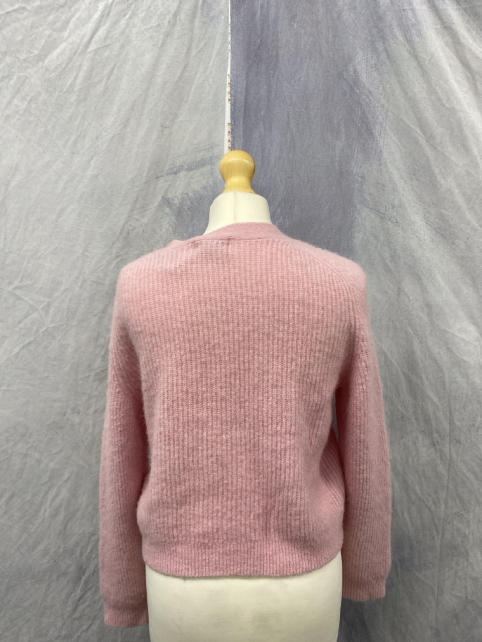 Lot 168  
            Edinburgh SR20 - Delivery Only 

                
GANNI RIB KNIT CROPPED CARDIGAN IN PINK WOOL NO SIZE : LOCATION - RAIL 2