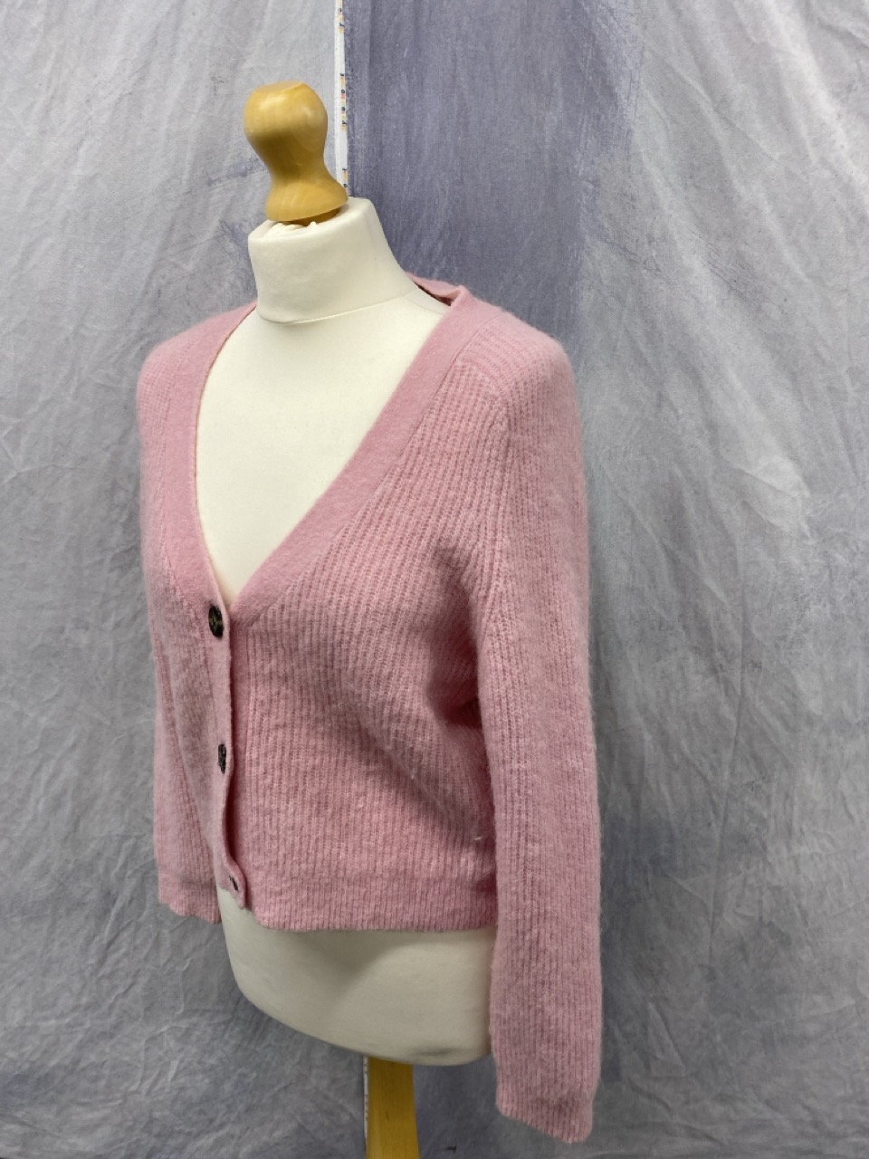 Lot 168  
            Edinburgh SR20 - Delivery Only 

                
GANNI RIB KNIT CROPPED CARDIGAN IN PINK WOOL NO SIZE : LOCATION - RAIL 2