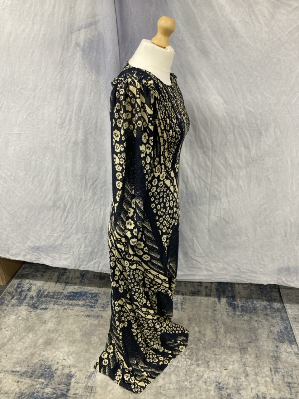 Lot 16  
            Edinburgh SR20 - Delivery Only 

                
BA&SH PRINTED LONG SLEEVE MAXI DRESS IN NAVY BLUE POLYESTER SIZE 2: LOCATION - RA...
