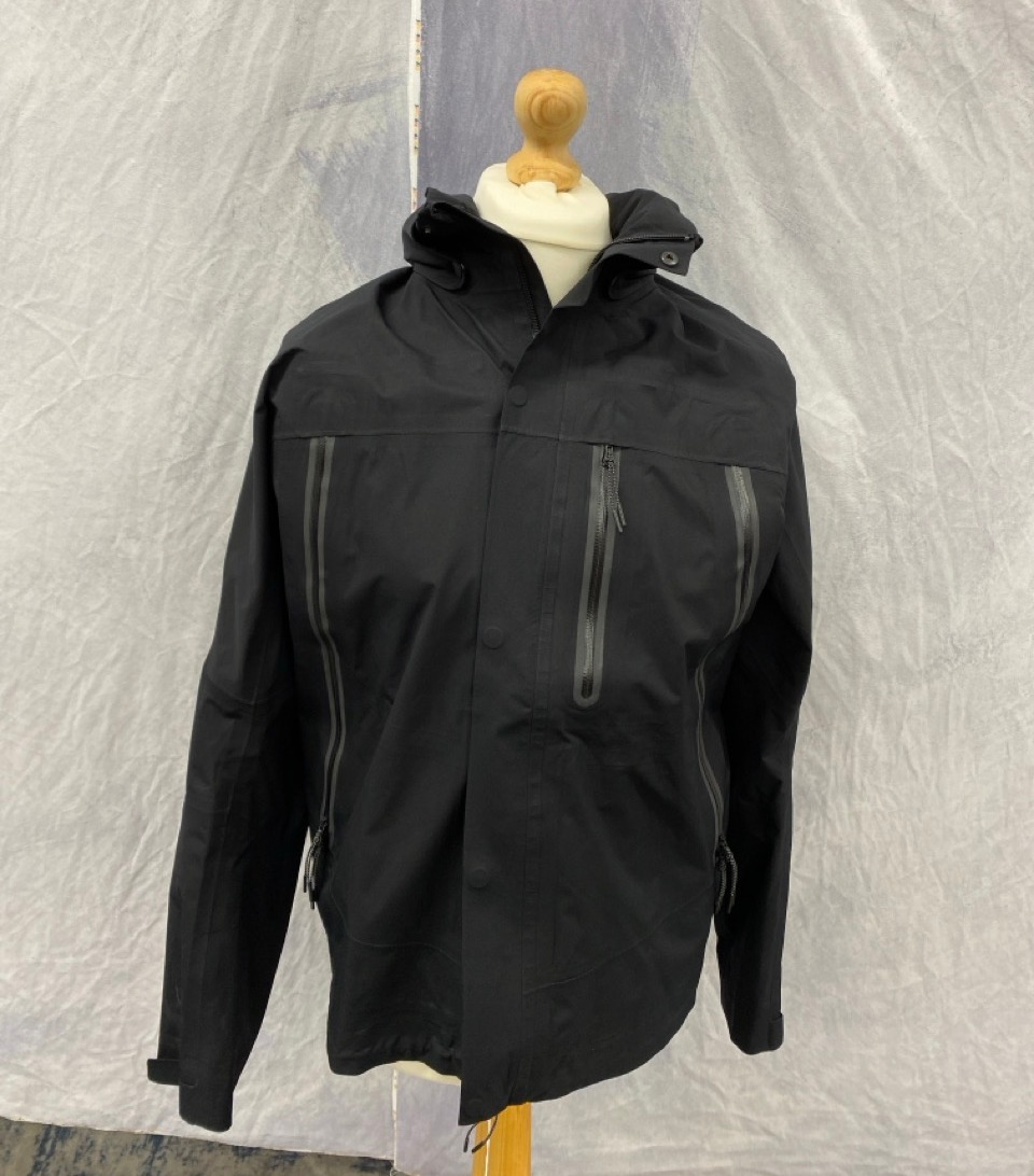 Lot 170  
            Edinburgh SR20 - Delivery Only 

                
NIKE HIGH NECK WINDBREAKER IN BLACK POLYESTER SIZE M: LOCATION - RAIL 2
