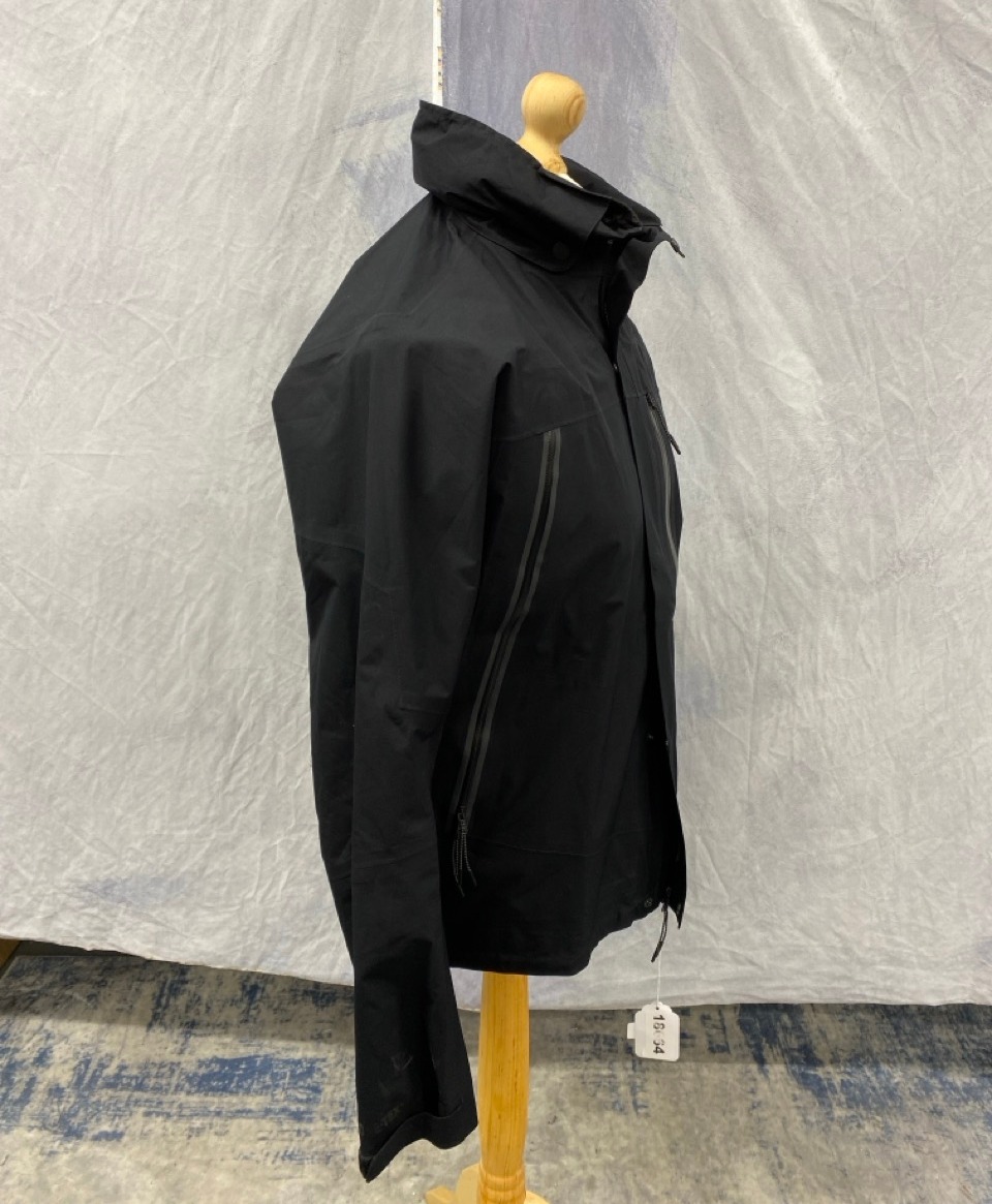 Lot 170  
            Edinburgh SR20 - Delivery Only 

                
NIKE HIGH NECK WINDBREAKER IN BLACK POLYESTER SIZE M: LOCATION - RAIL 2